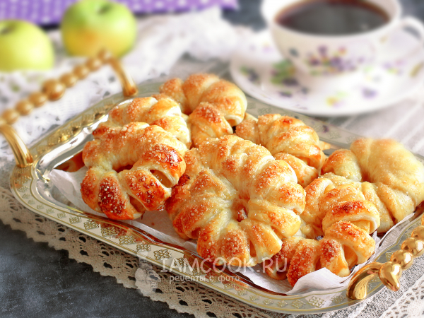 Яблочные кольца в слоеном тесте, рецепт с фото