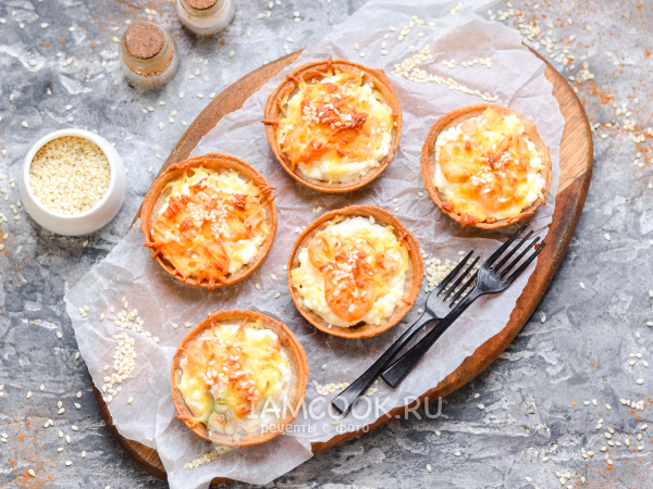 Тарталетки с креветками, запеченные в духовке под сыром, рецепт с фото