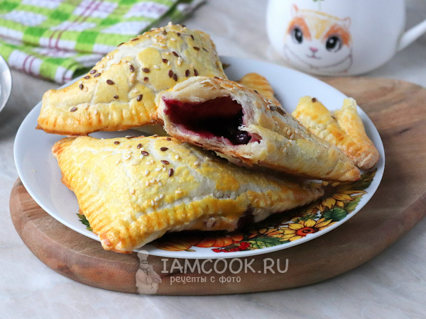 Слойки с замороженными ягодами (из готового слоеного теста), рецепт с фото