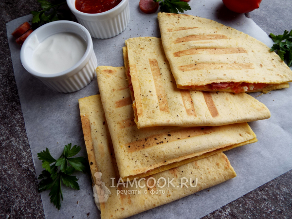 Кесадилья с колбасой и сыром (и помидорами), рецепт с фото