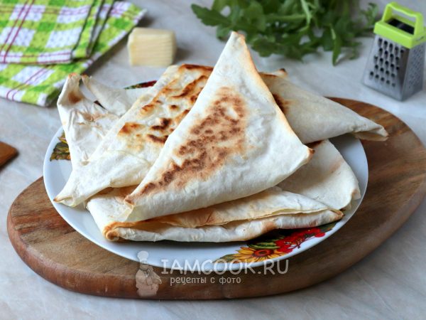 Конвертики из лаваша с яйцом и сыром (на сковороде), рецепт с фото