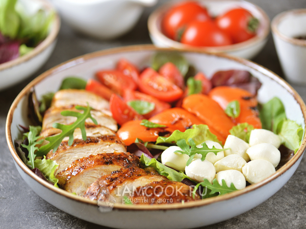 Теплый салат с курицей и сладким перцем, рецепт с фото