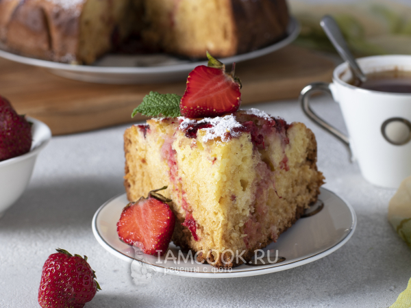 Шарлотка на кефире с клубникой, рецепт с фото