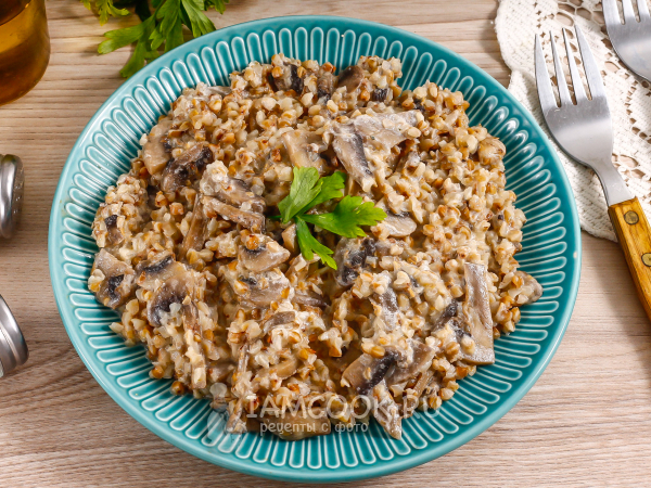 Гречка с грибами и сметаной на сковороде, рецепт с фото
