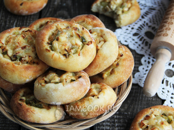 Ватрушки с курицей и маринованными огурцами, рецепт с фото