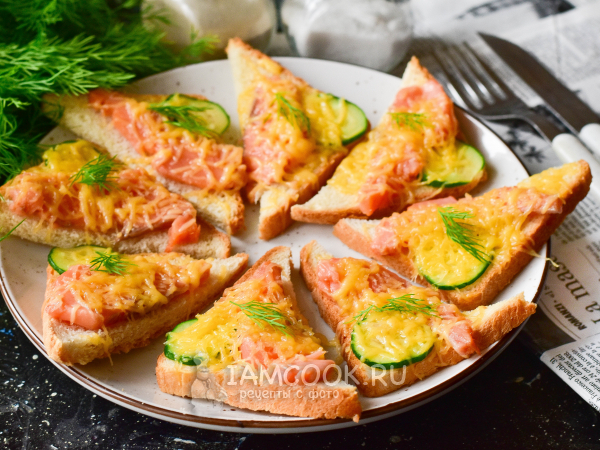Горячие бутерброды с горбушей и сыром в духовке, рецепт с фото