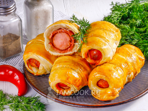 Сосиски в тесте с беконом, рецепт с фото