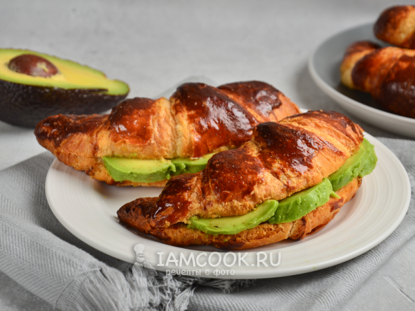 Круассан с сыром и авокадо, рецепт с фото