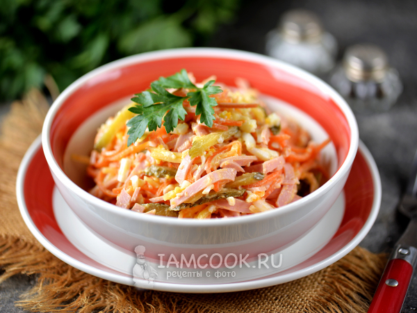 Салат с вареной колбасой и корейской морковью, рецепт с фото