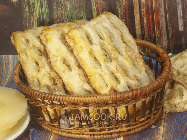 Слойки с курицей и ананасом, рецепт с фото