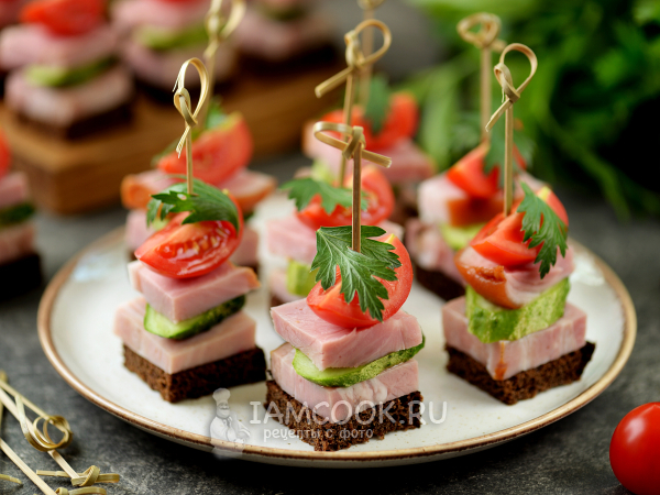 Канапе с бужениной и окороком, рецепт с фото