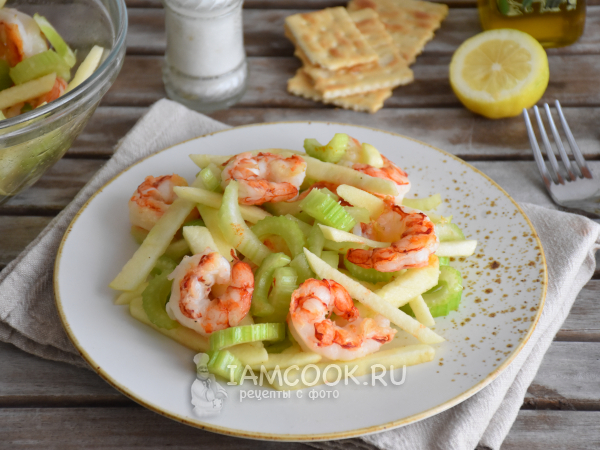 Салат с креветками, сельдереем и яблоком, рецепт с фото