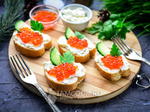Бутерброды с красной икрой и творожным сыром, рецепт с фото