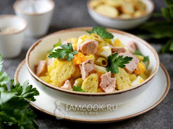 Салат с печенью трески и сухариками, рецепт с фото