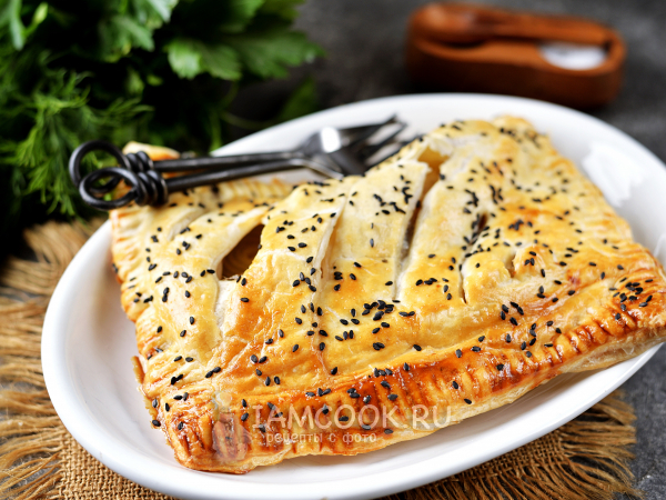 Пирог из слоеного теста с рыбой и картошкой, рецепт с фото
