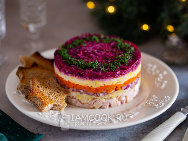 Салат с копченой курицей и свеклой, рецепт с фото