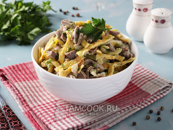 Салат с куриными желудками и яичными блинчиками, рецепт с фото