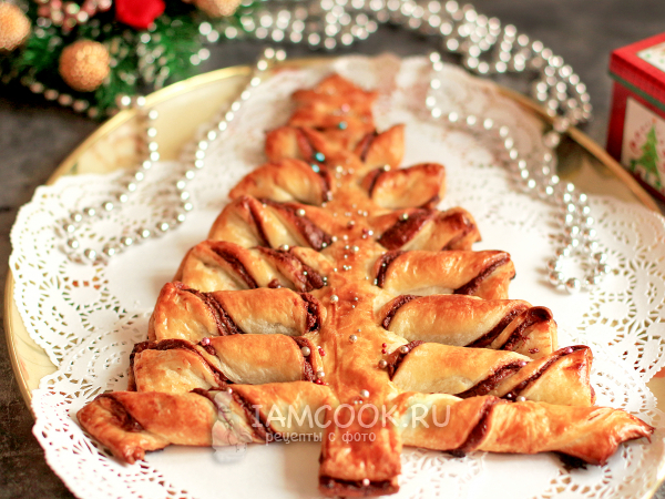 Новогодняя елка с шоколадом (из слоеного теста), рецепт с фото