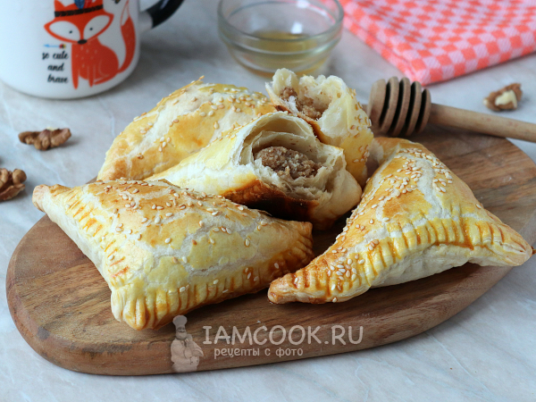 Слойки с орехами и медом, рецепт с фото