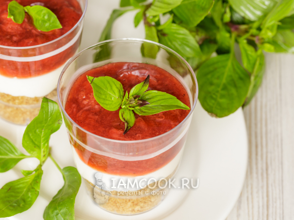 Десерт из творога, клубники и печенья, рецепт с фото