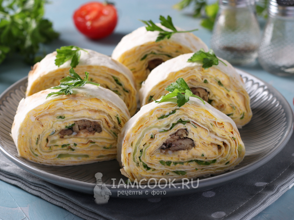 Рулет из лаваша со шпротами и огурцом, рецепт с фото