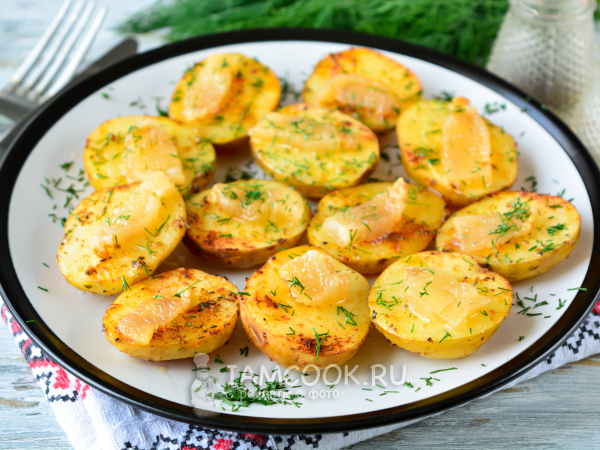 Молодая картошка с салом в духовке, рецепт с фото