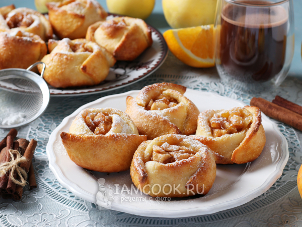 Розочки из дрожжевого теста с яблоками, рецепт с фото