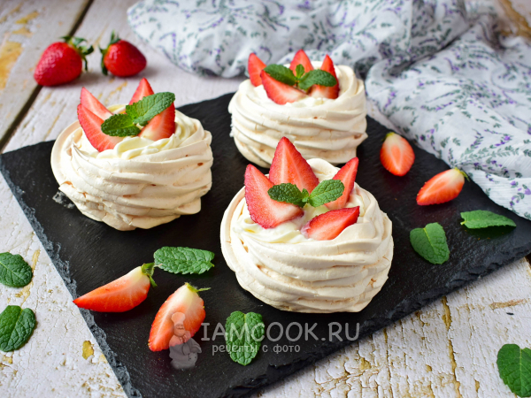 Пирожное «Павлова» с клубникой, рецепт с фото