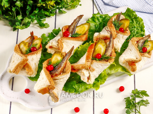 Конвертики из тостового хлеба со шпротами, рецепт с фото