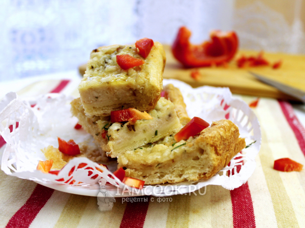 Пирог с куриным фаршем из слоеного теста, рецепт с фото