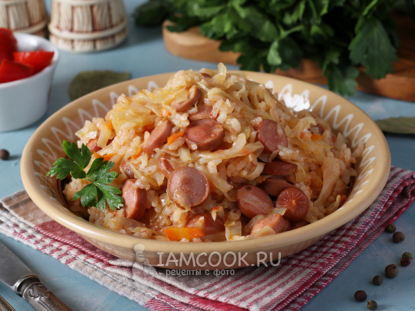 Тушёная капуста с рисом и сосисками, рецепт с фото