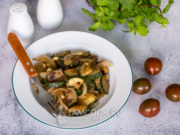 Жареные кабачки с луком, рецепт с фото