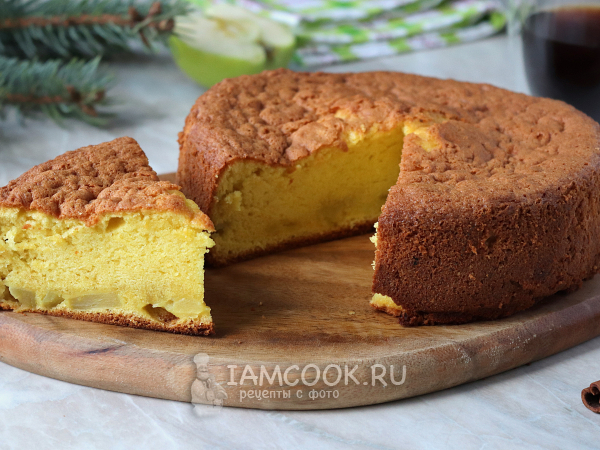 Пышная шарлотка на сметане (с разрыхлителем), рецепт с фото