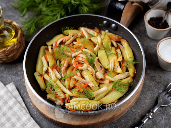 Жареная картошка с кальмарами (на сковороде), рецепт с фото