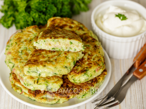 Чебуреки из кабачков с сыром и ветчиной, рецепт с фото