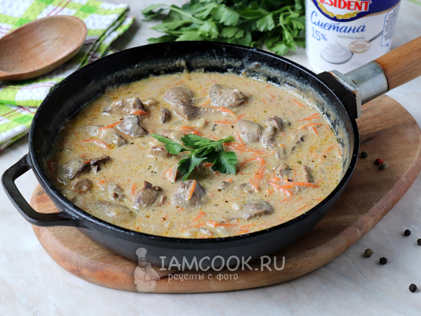Вкусная подлива из куриной печени со сметаной на сковороде, рецепт с фото