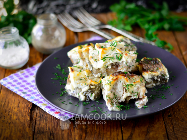 Хек в духовке со сметаной, рецепт с фото