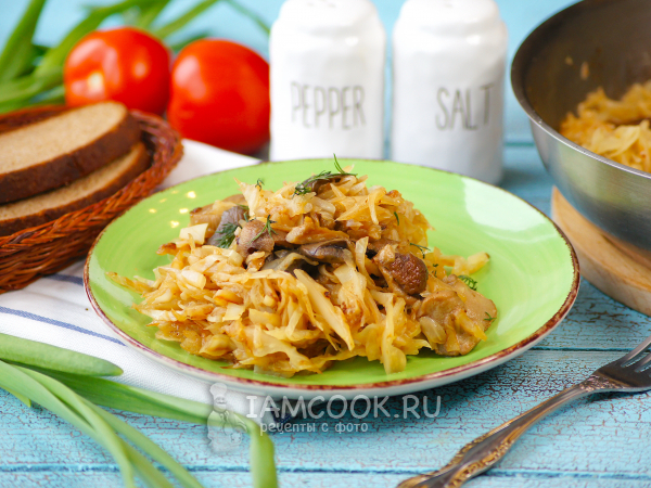 Жареная капуста с грибами (на сковороде), рецепт с фото