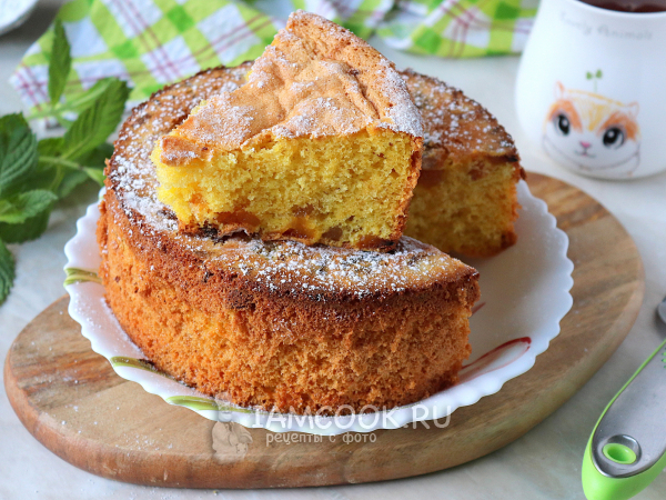 Шарлотка с курагой, рецепт с фото