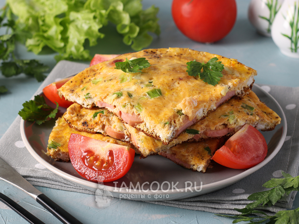 Омлет с сосисками и сыром на сковороде, рецепт с фото