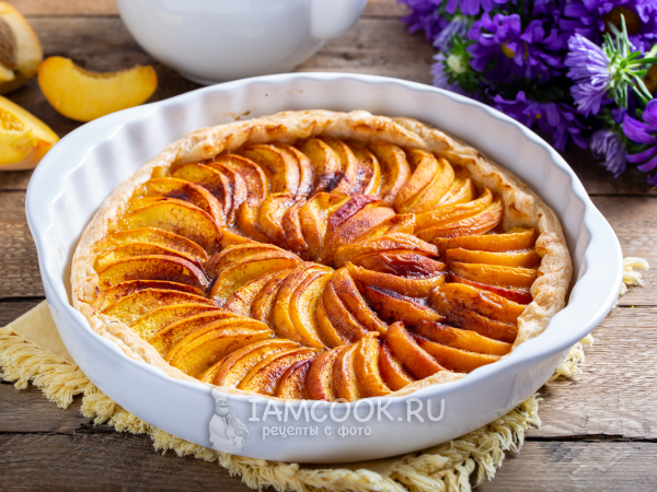 Пирог из слоеного теста с персиками (свежими), рецепт с фото