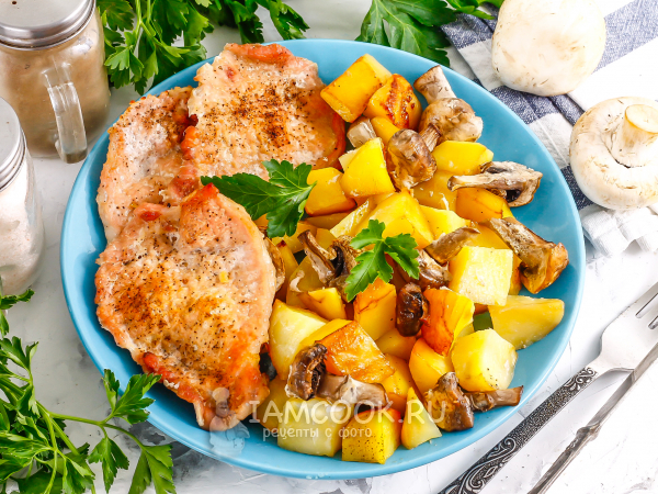 Свиные отбивные с картошкой и грибами в духовке, рецепт с фото