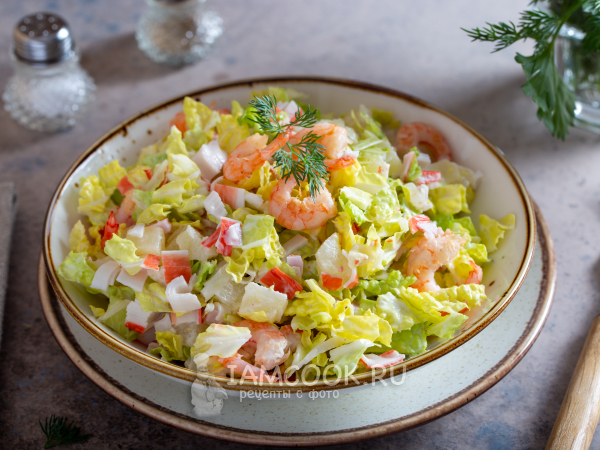 Салат с крабовыми палочками, креветками и ананасами, рецепт с фото
