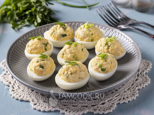 Яйца, фаршированные кальмарами, рецепт с фото
