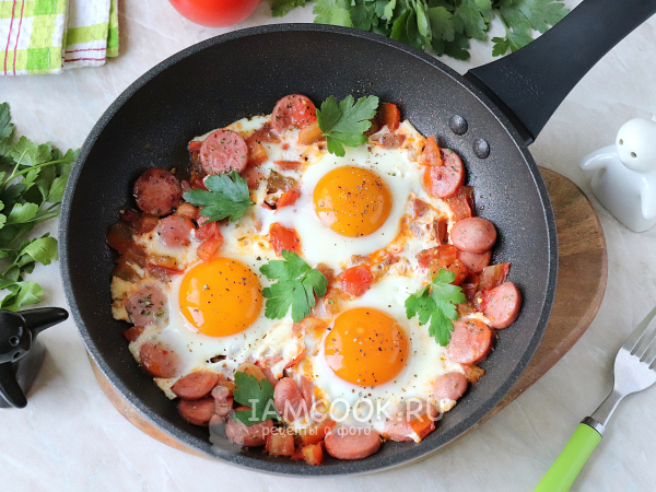 Яичница с сосисками и помидорами, рецепт с фото