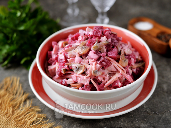 Салат с курицей, грибами и свеклой, рецепт с фото
