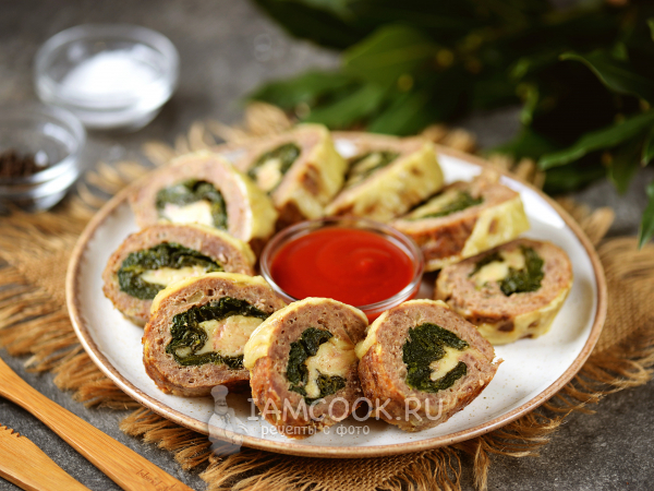 Мясной рулет со шпинатом и сыром, рецепт с фото