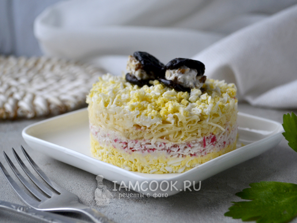 Салат «Чёрная жемчужина» с черносливом, рецепт с фото