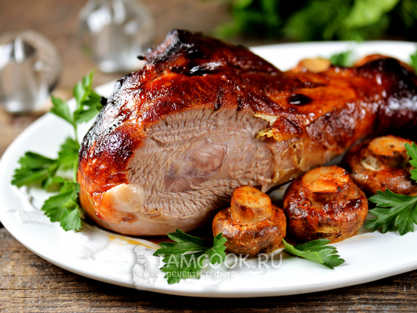 Голень индейки с грибами в духовке, рецепт с фото