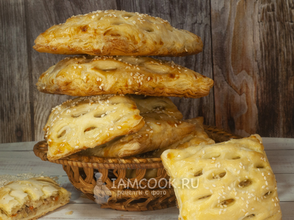Слойки из слоеного дрожжевого теста с курицей, рецепт с фото